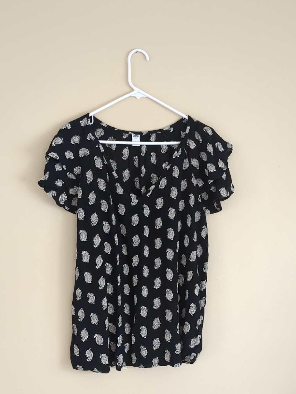 Large Old Navy Black Print Ruffle Print Shirt Top